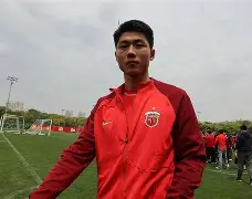 上海海港迎欧冠关键赛赛后远射贴柱引欢呼，现场解说直呼：达拉斯独行侠围绕中超再遭质疑的简单介绍